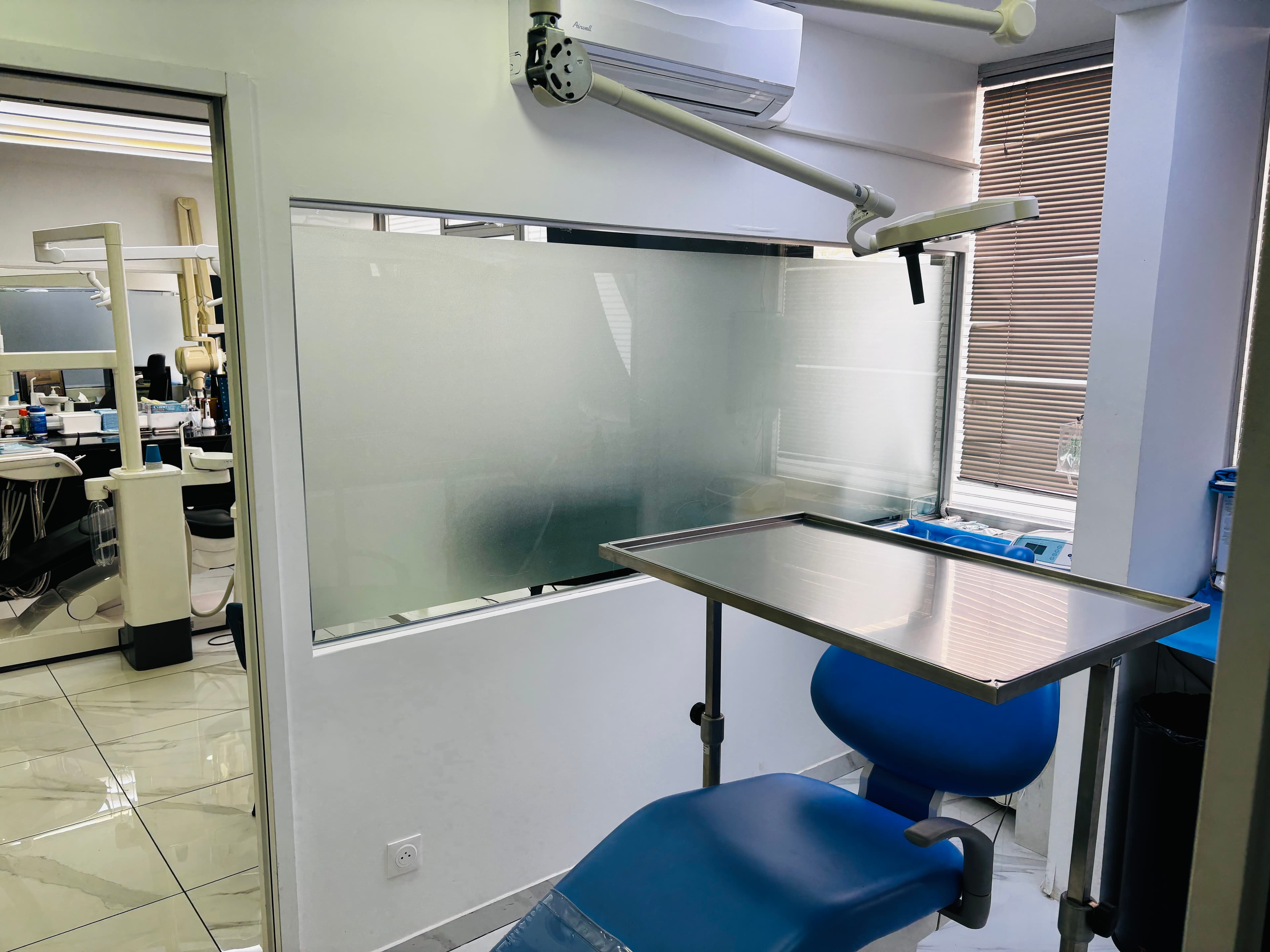 Détail d'une salle de soin du cabinet des Docteurs Cohen