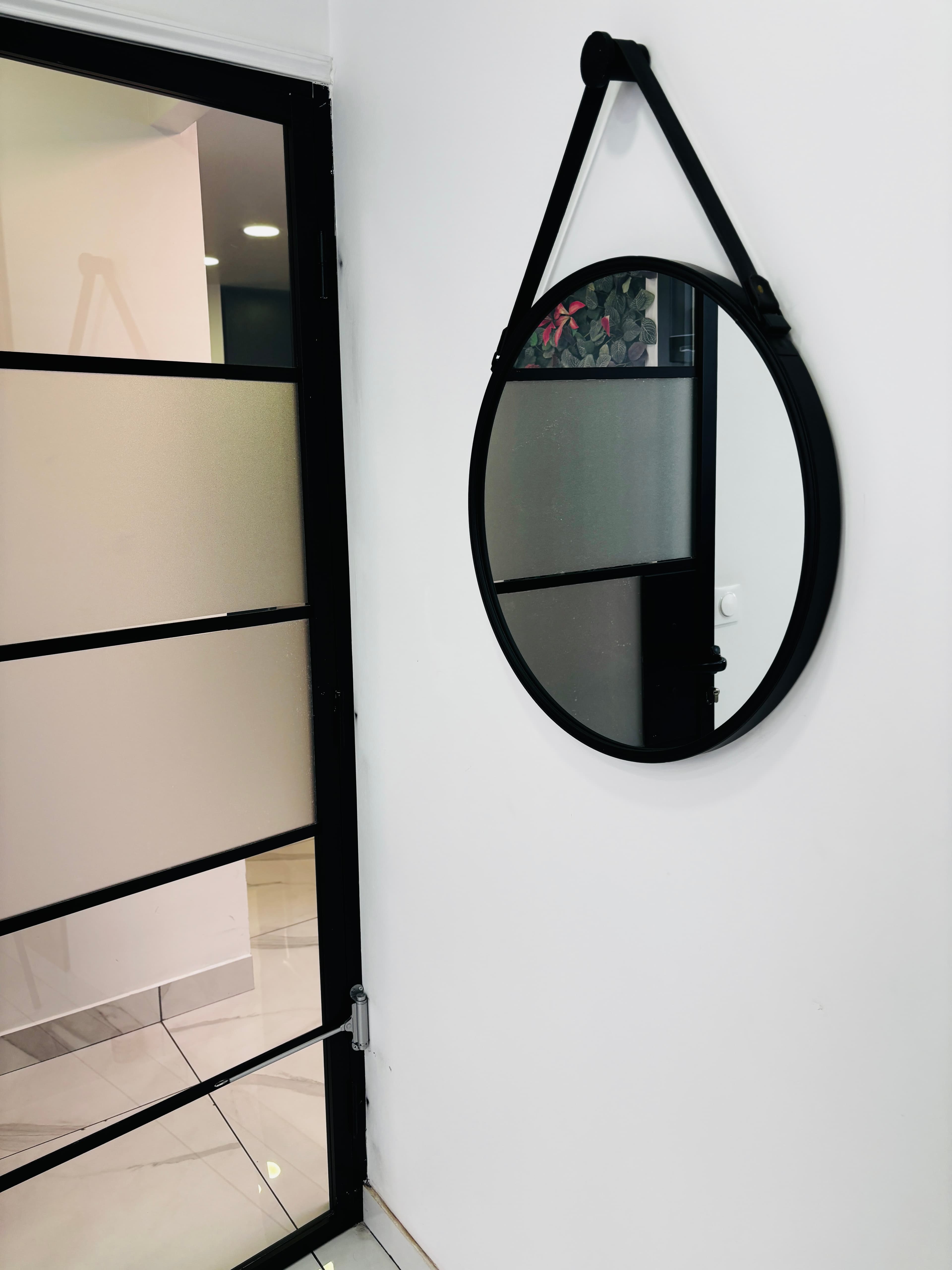 Détail de décoration du cabinet, avec un miroir mettant en valeur l'espace