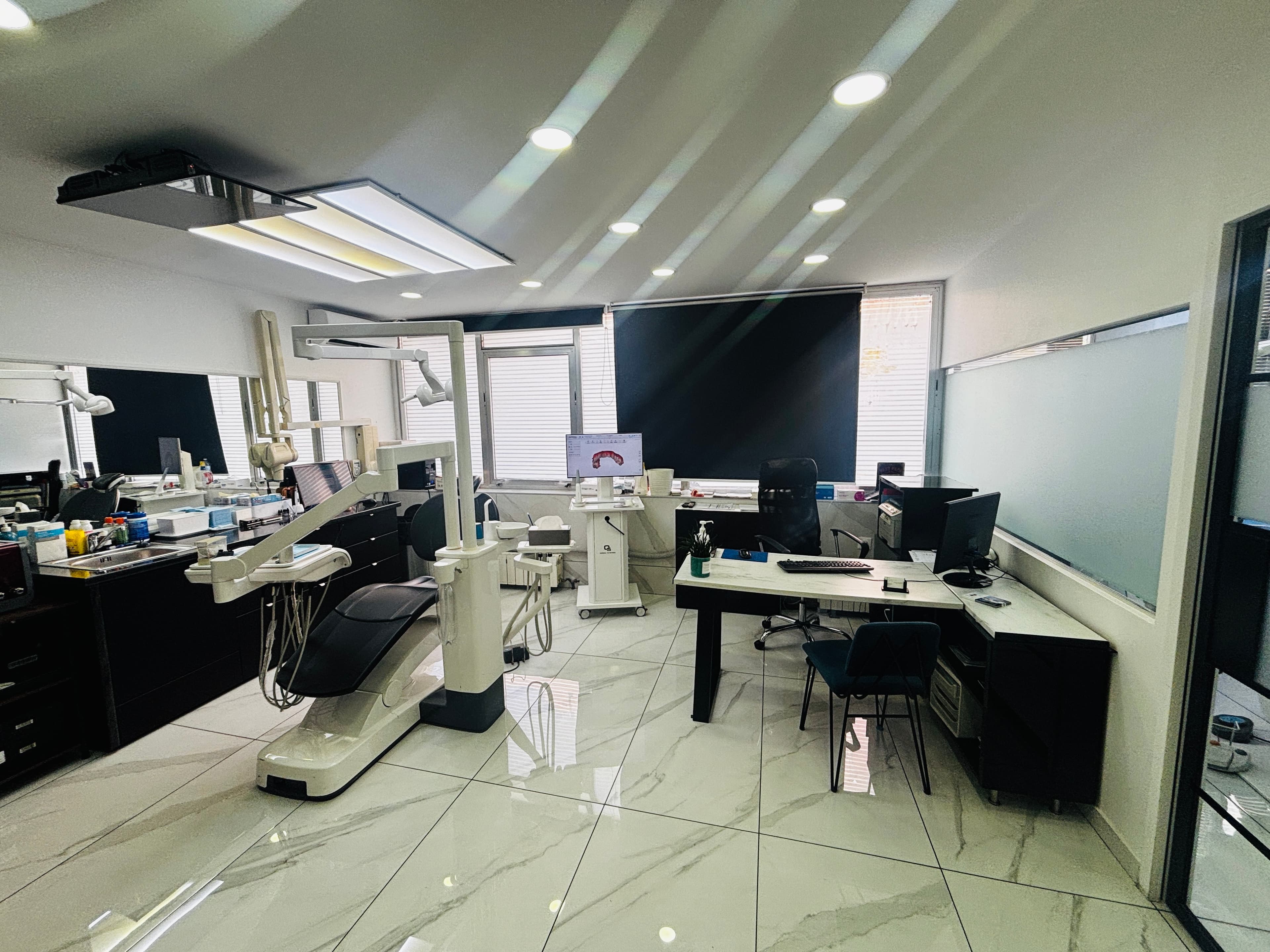 Vue d'ensemble de la salle équipée pour la dentisterie numérique du cabinet