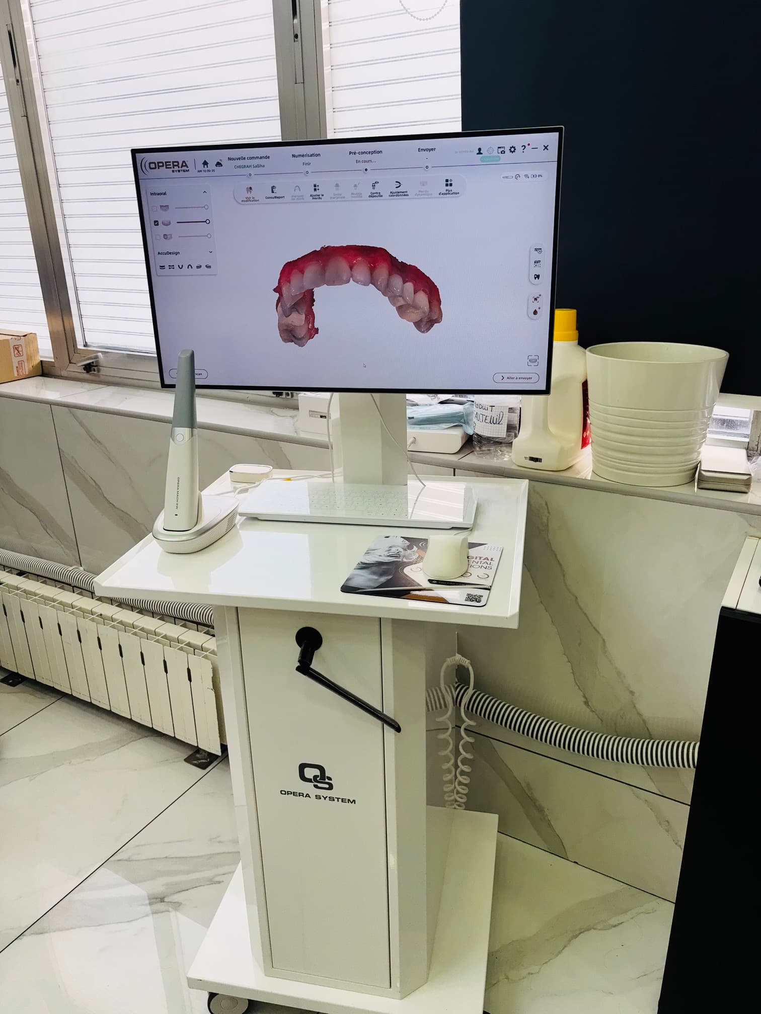Scanner intra oral utilisé pour réaliser des empreintes numériques sans pâte